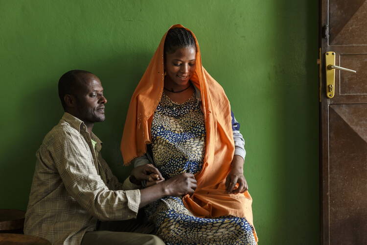 Paar im Wartehaus für Risikoschwangere Attat Paar im Wartehaus für Risikoschwangere Attat
