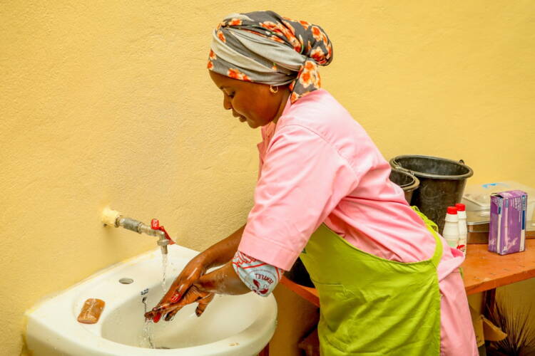 Die Hebamme Zara Daoud bei einer Untersuchung Die Hebamme Zara Daoud bei einer Untersuchung